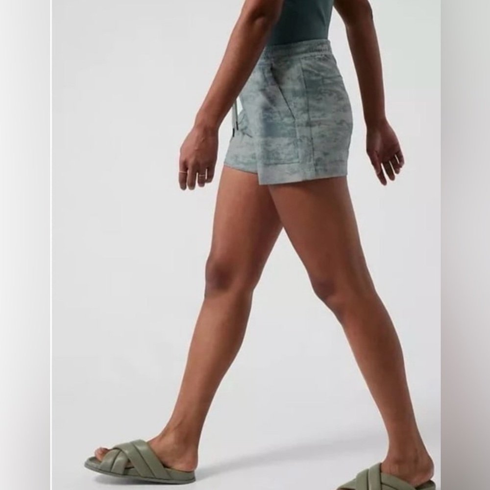 Athleta Farallon Short Size M Medium Camo Coast Grey